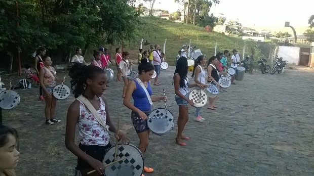 Estudantes da Escola Estadual Dora Matarazzo, de Lavras, ocupam com criatividade o espaço escolar nos finais de semana. Música, dança e esporte fazem parte das oficinas. Foto: Divulgação